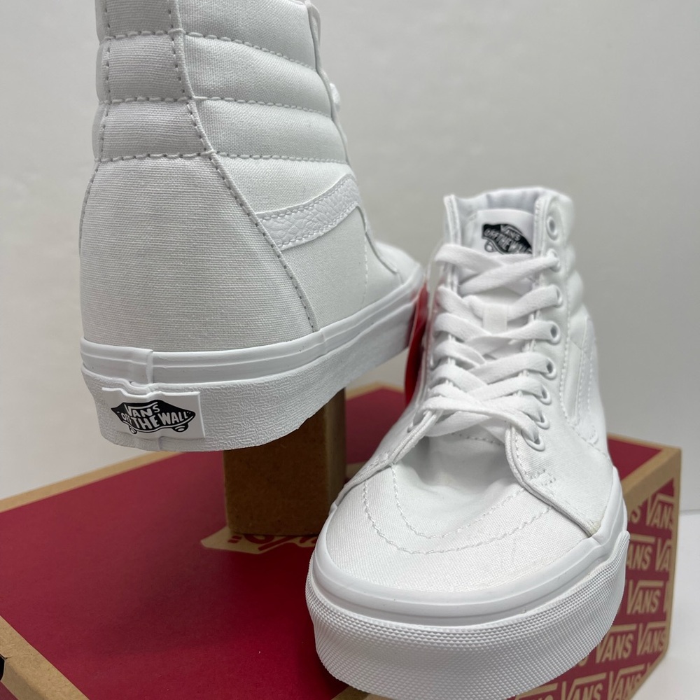 Vans WMNS Sk8-Hi Sneakers
True White
VN000D5IW00
Lifestyle, Original Icon, Canva - Picture 8 of 16